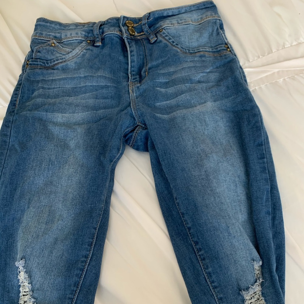 Cute destroyed skinny jeans